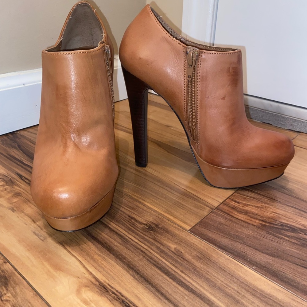 Steve Madden tan leather ankle boots. Size 7.5 org price $129 got 1\2 price $65.